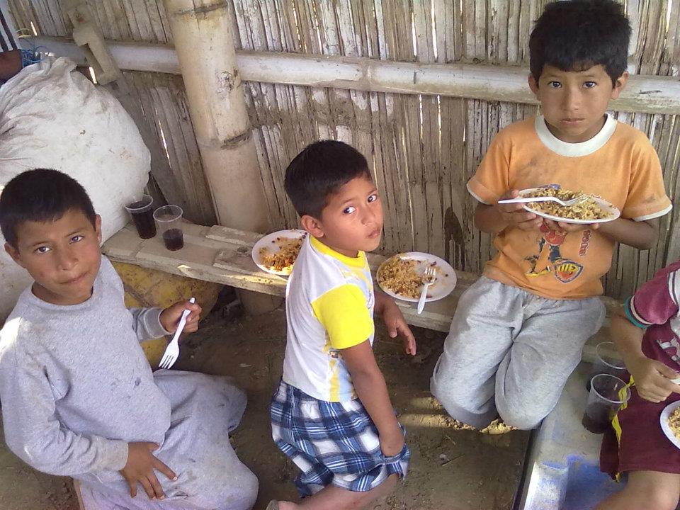 niños comiendo